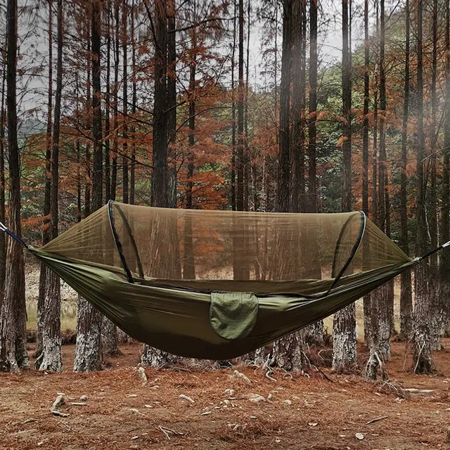 Hamaca con malla antimosquitos.